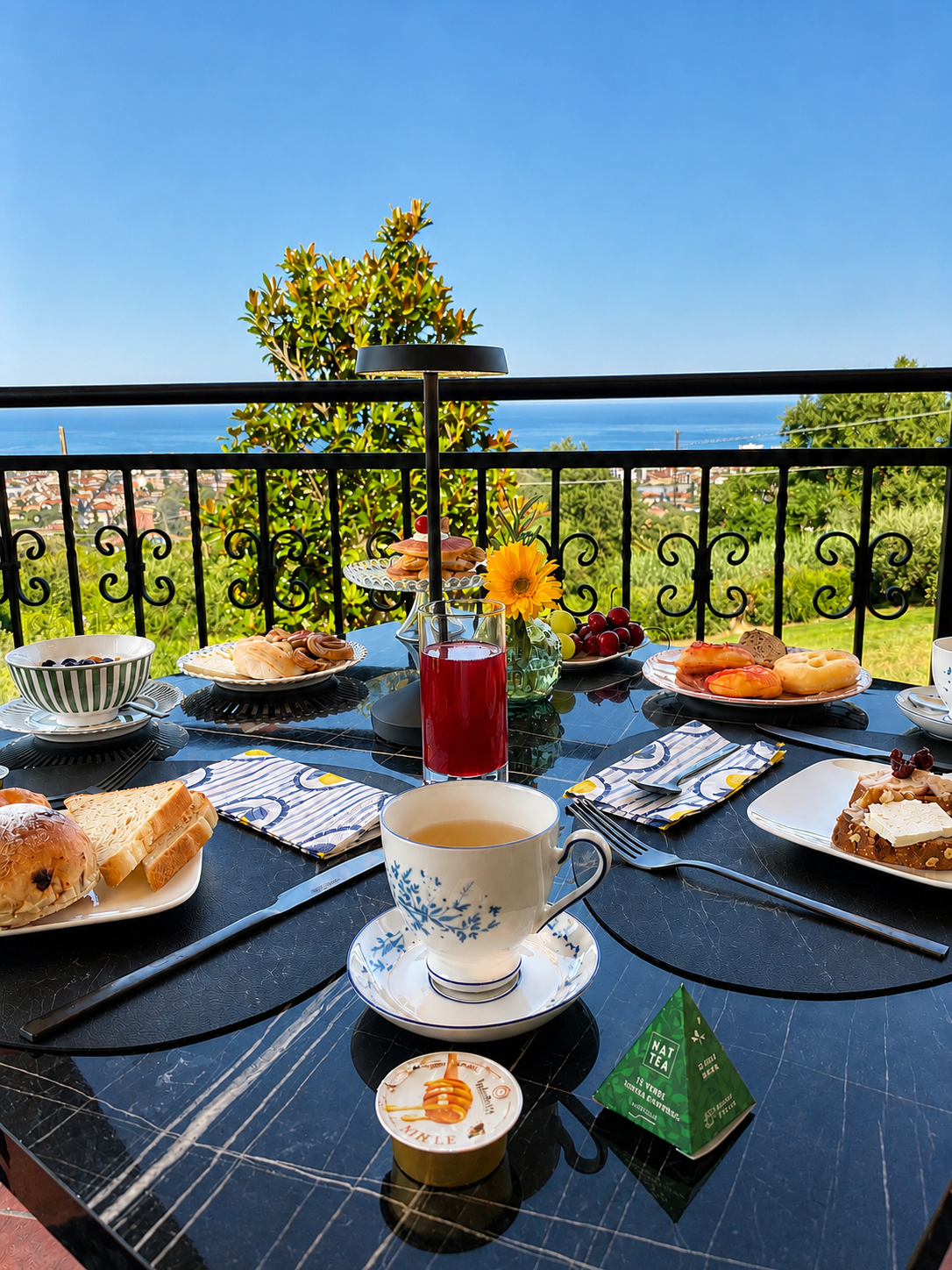 Terrazza con colazione vista mare Adriatico a Villa Cardone